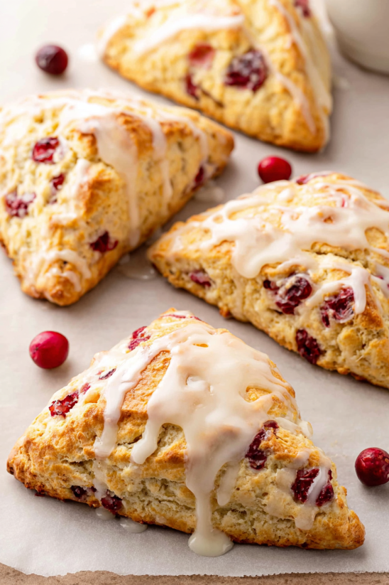 Nahaufnahme eines Cranberry-Orangen-Scones.