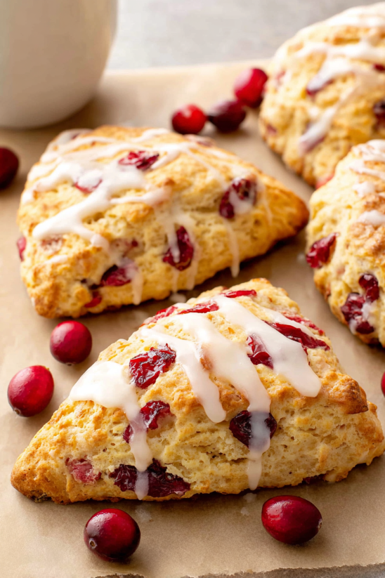 Ein Teller mit Cranberry-Orange-Scones.