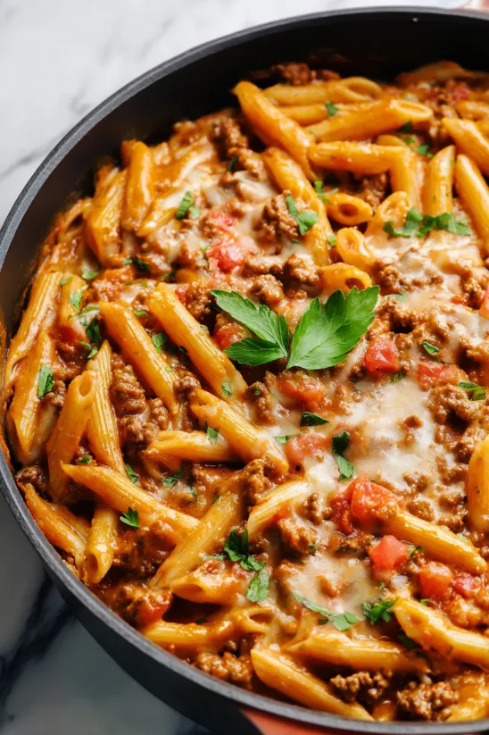 Eine Schüssel cremige Rotel-Pasta.