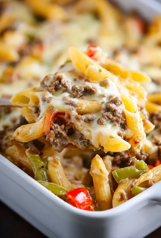 Ganz nah dran: Geniale Philly Käse-Pasta mit Fleisch, Paprika und einer dicken Schicht Käse.