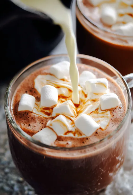 Ein Glas heiße Schokolade mit Marshmallows als Topping.
