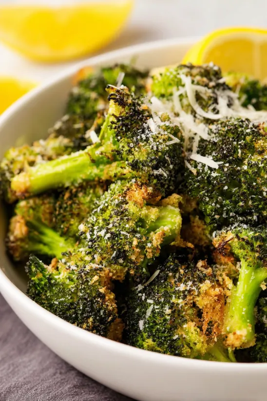 Eine Schüssel mit knusprigem Parmesan-Brokkoli.