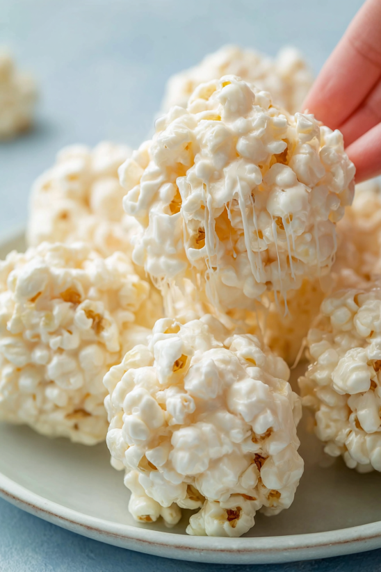 Ein weißer Popcorn Ball, der mit Butter und Zucker bestrichen wurde.