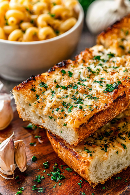 Eine Schicht von Goat Cheese Garlic Bread auf einem Tisch.