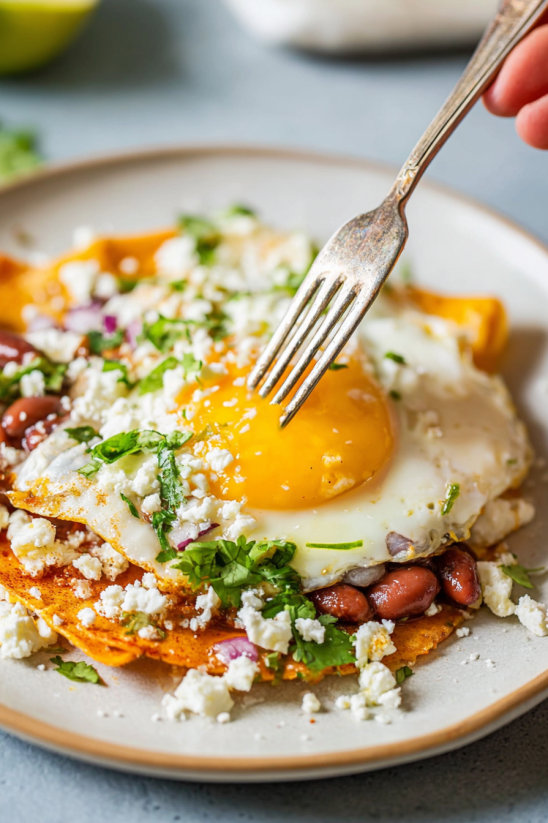 Ein Bild von Huevos Rancheros mit frischem Ei und grünen Zwiebeln.