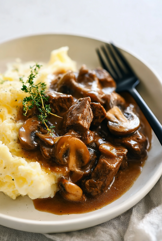 Ein Plate mit Beef Tips und Mushroom Gravy.