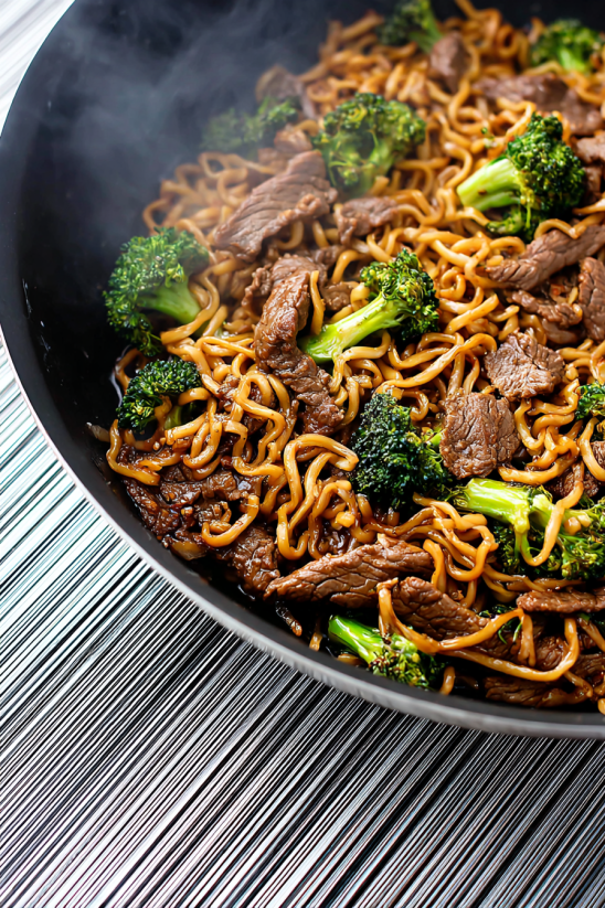 Ein Topf mit Beef and Broccoli Ramen, der mit vielen Broccoli-Streifen und Fleisch gefüllt ist.
