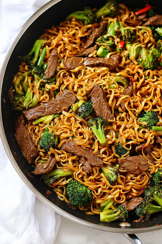 Ein Beef and Broccoli Ramen mit vielen Broccoli-Blättern und Rindfleisch.