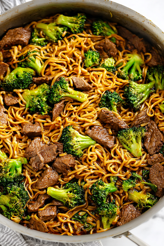 Ein Bild von Beef and Broccoli Ramen, das eine Mischung aus Fleisch, Broccoli und Nudeln darstellt.