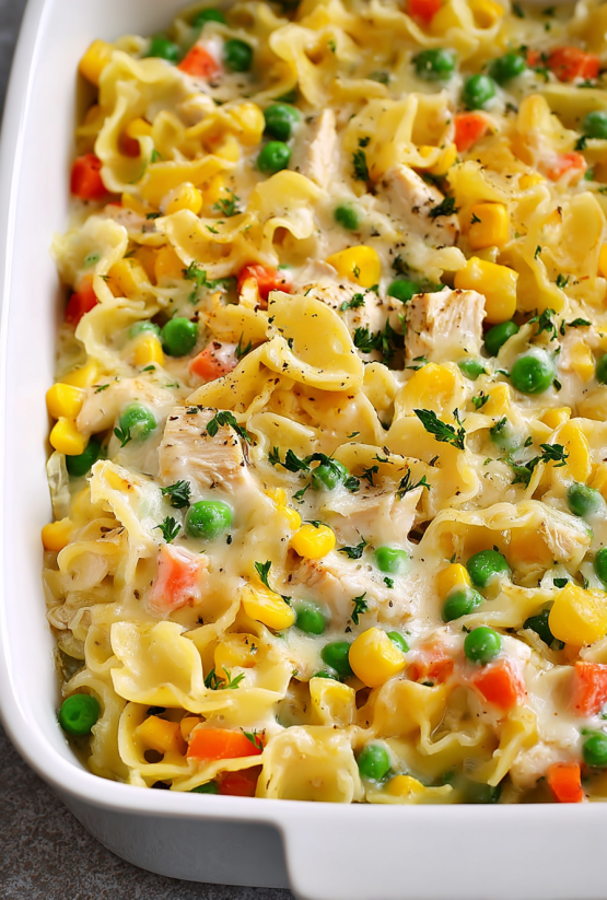 Ein Bild von einer Chicken Noodle Casserole, die mit Pasta, Kartoffeln, Zwiebeln, Paprika, Karotten, Kichererbsen und Chicken zubereitet wurde.