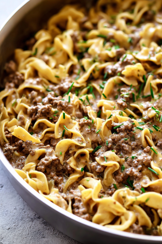 Ein Bohneneintopf mit Pasta, Fleisch und Zwiebeln.