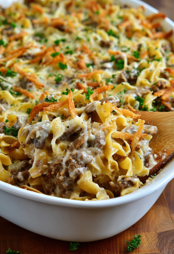 Ein Beef Casserole mit Pasta, Zwiebeln und Kartoffeln.