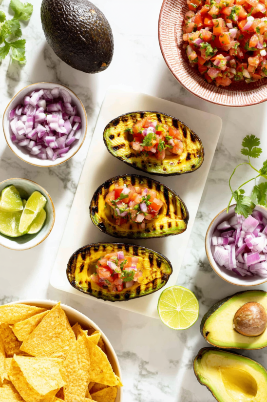 Eine prägnante Bildbeschreibung lautet: "Grilled Avocado & Pico de Gallo".