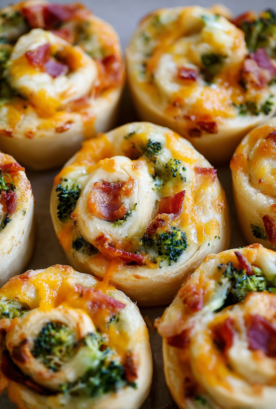 Ein Bild von Spiral Stuffed Rolls, die mit Bacon und Broccoli gef&uuml;llt sind.