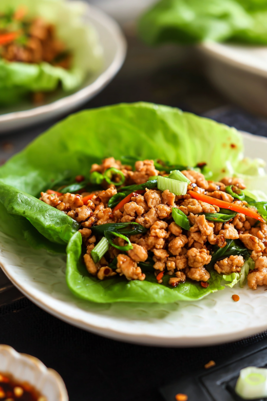Ein Plate mit Chicken Lettuce Wraps.