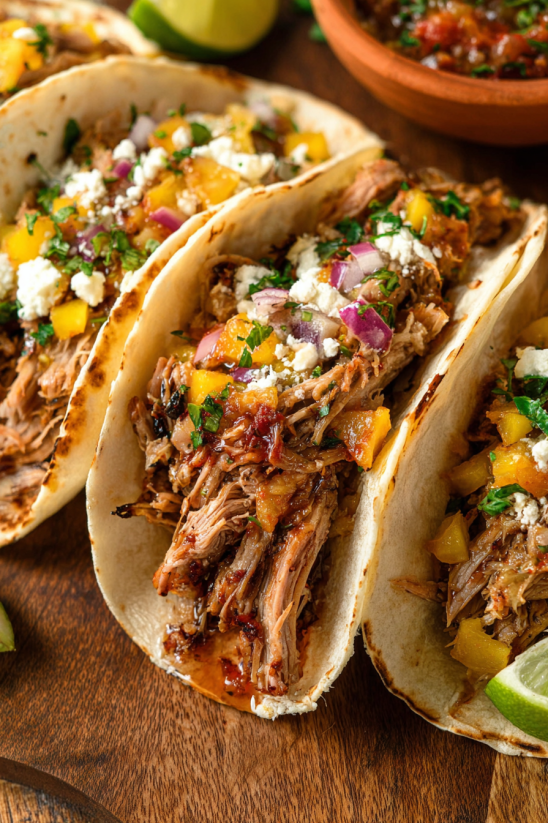 Ein paar Tacos mit Rindfleisch und Pineapple.