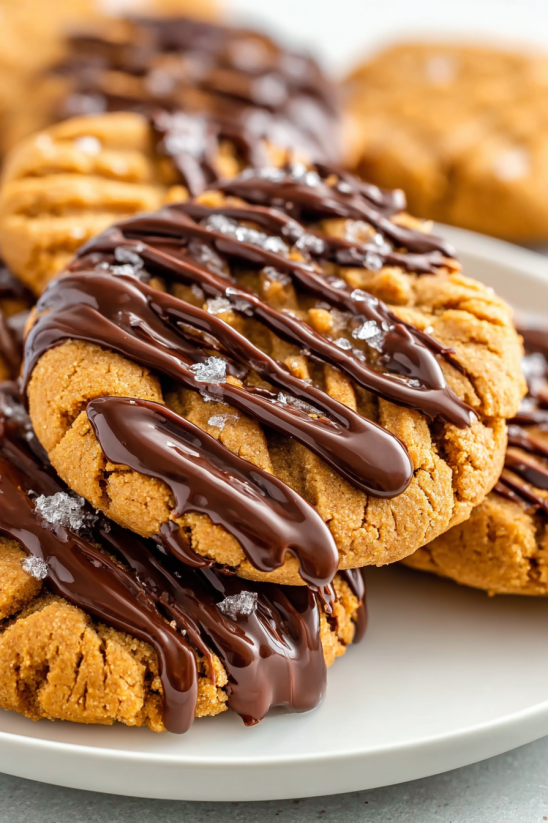 Eine Platte mit Nutter Butter Cookies, die mit Schokoladenglasur und Zucker bestreut sind.