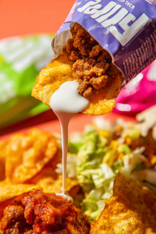 Ein Taco mit Ketchup und Mayonnaise wird zubereitet.