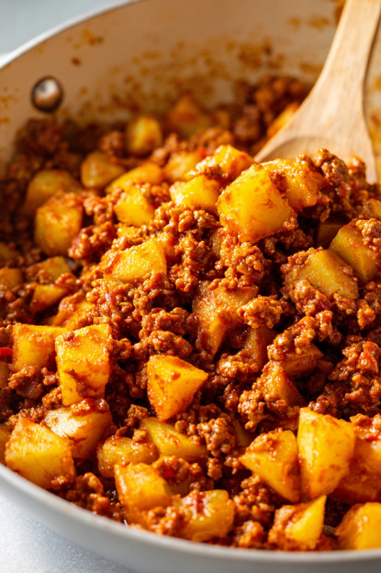 Ein Topf mit Papas con Chorizo, das bedeutet &quot;Potatoes with sausage&quot;.