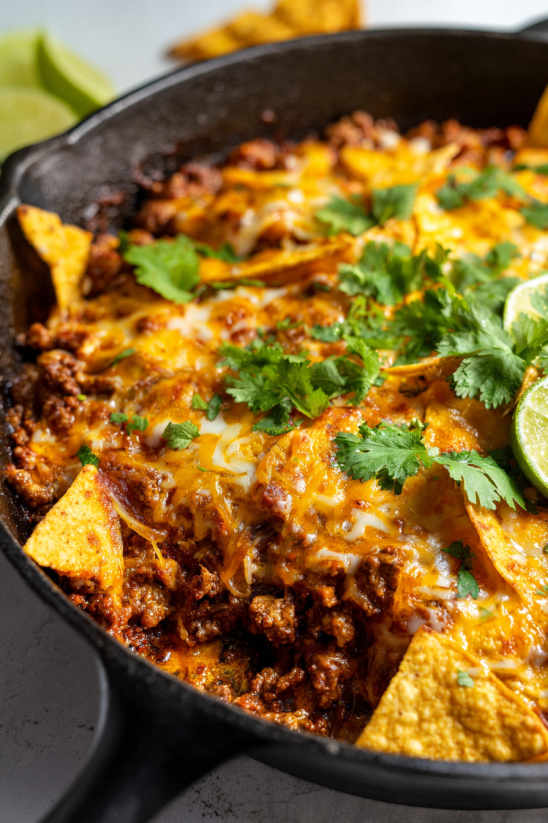 Eine Schüssel mit Queso Fundido, gegrilltem Rindfleisch und grünen Zwiebeln.