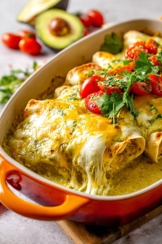 Ein Schälchen mit Tomaten, Avocado und Käse, das als Frühstück serviert wird.