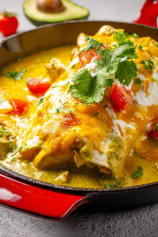 Ein Bild von einer Mahlzeit, die als "Breakfast Enchiladas" bezeichnet wird.
