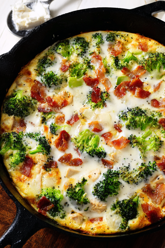Eine Schüssel mit einer cremigen Broccoli- und Bacon-Topping.