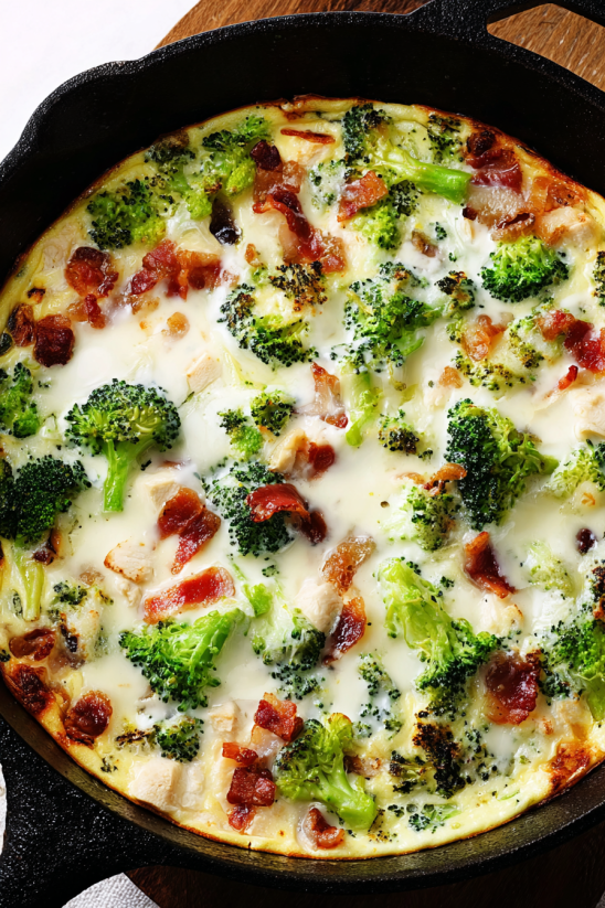 Eine Schüssel mit einer cremigen Broccoli- und Bacon-Mischung.