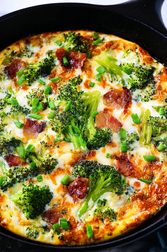 Eine Schüssel mit einer cremigen Broccoli- und Bacon-Topping.