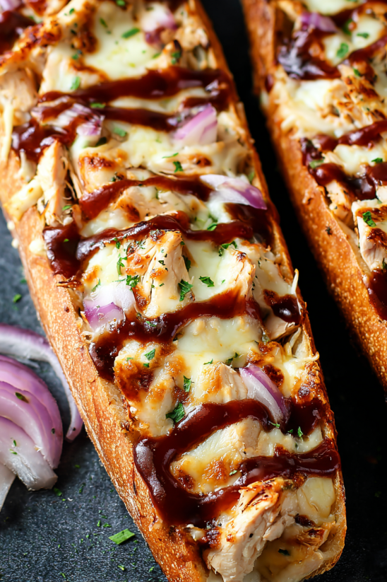 Ein Stück BBQ Chicken French Bread Pizza mit Sauce.