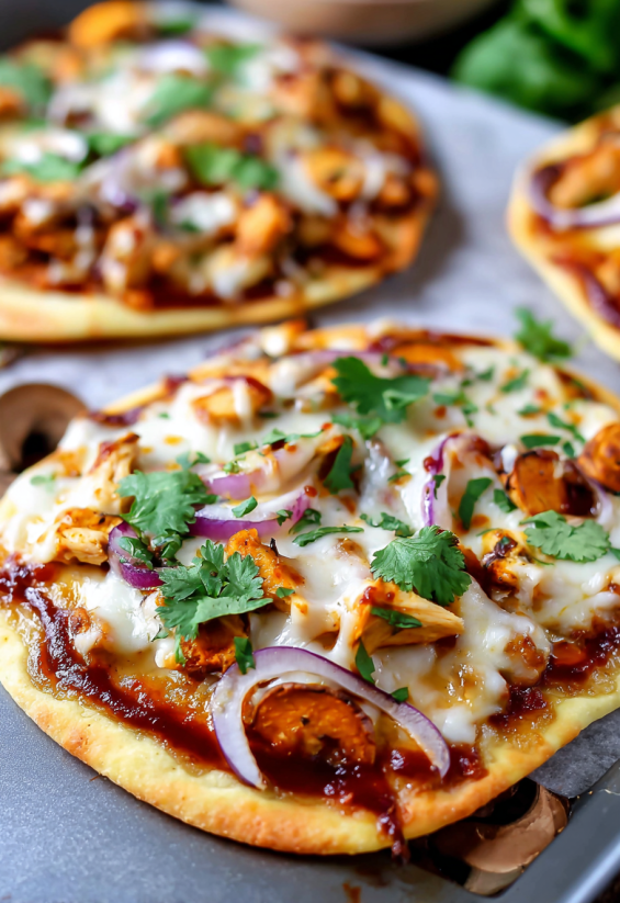 Ein BBQ Chicken Flatbread Pizza mit vielen Zutaten wie Zwiebeln, Onions, Chicken, Tomaten und Käse.