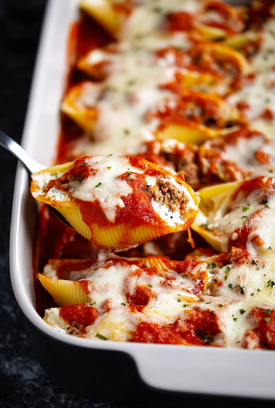 Eine Tasse mit Pasta-Stuffed Shells, die mit Käse und Tomaten gefüllt sind.