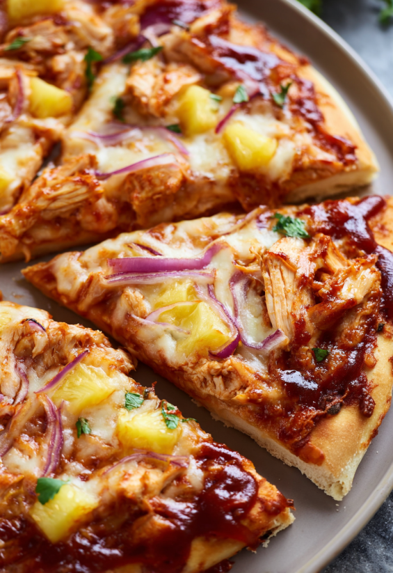 Eine Pizza mit Hawaiian BBQ Chicken als Zutaten.