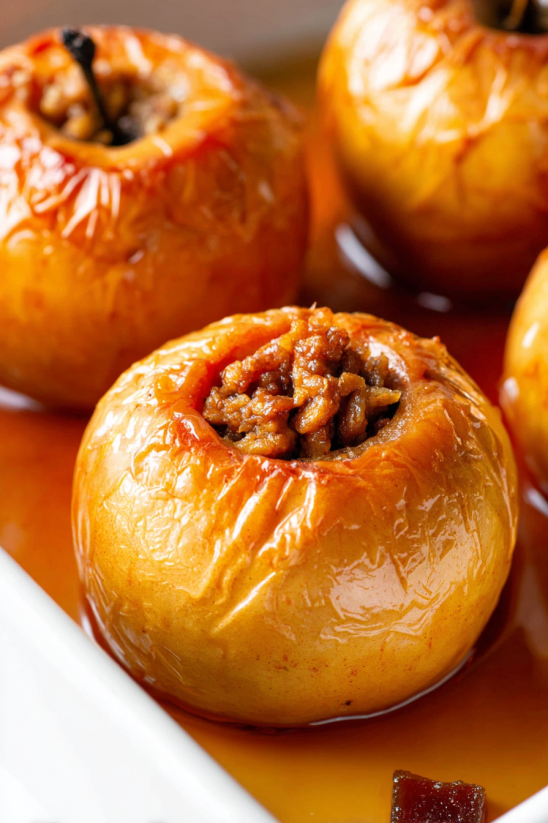 Ein halbes Apfel mit einer Schicht aus Zimt und Gew&uuml;rzen.
