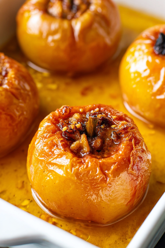 Ein Bild von Cinnamon Baked Apples, die in einer Pfanne mit Cinnamon und Zucker gegart sind.