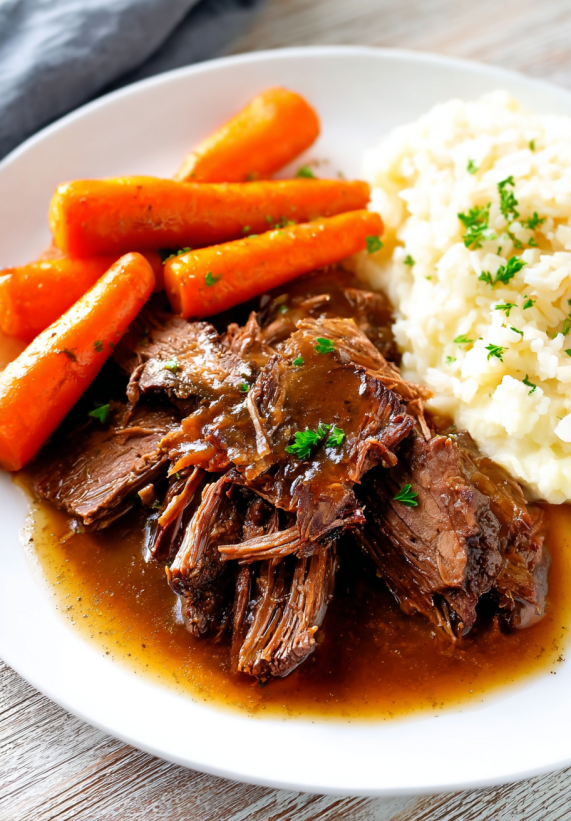 Ein Plate mit Rindfleisch, Karotten und Reis.