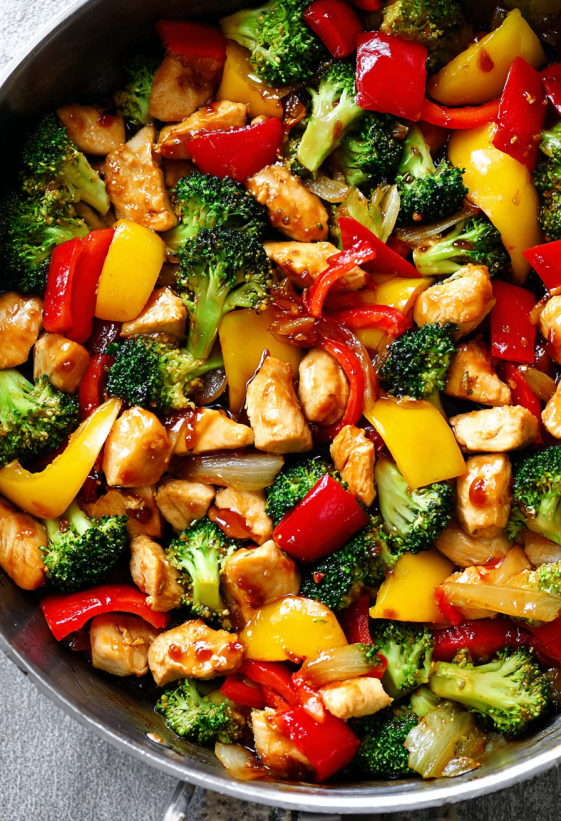 Ein Chicken Stir Fry mit vielen Zutaten wie Broccoli, Paprika, Zwiebeln und Chili.