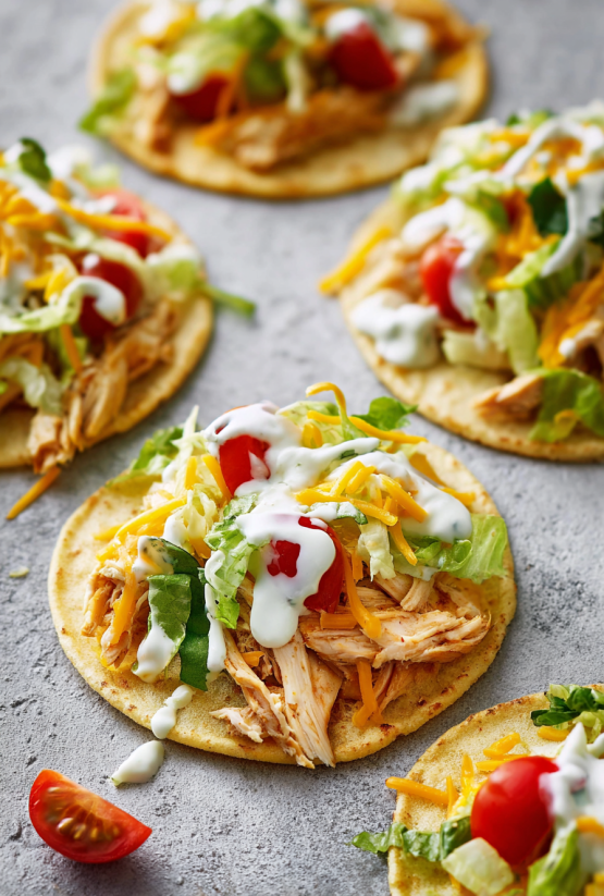 Ein Taco mit Chicken, Ranch Dressing und Tomaten.