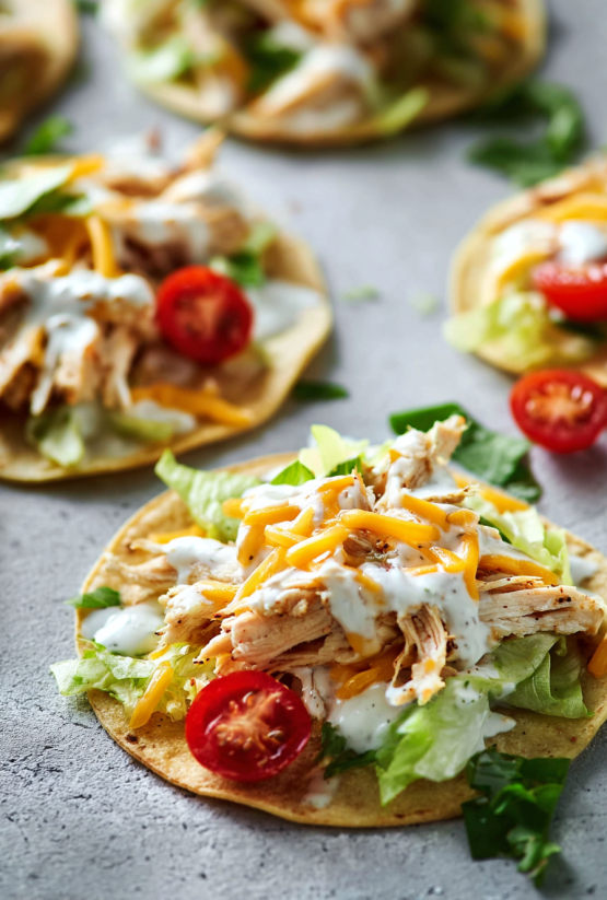 Ein Bild von Slow Cooker Chicken Ranch Tacos.