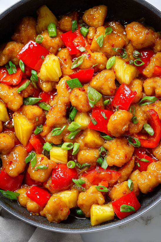 Ein Bild von Sweet Fire Chicken, das eine Mischung aus Zwiebeln, Papaya, Chili und Kokosnuss enthält.