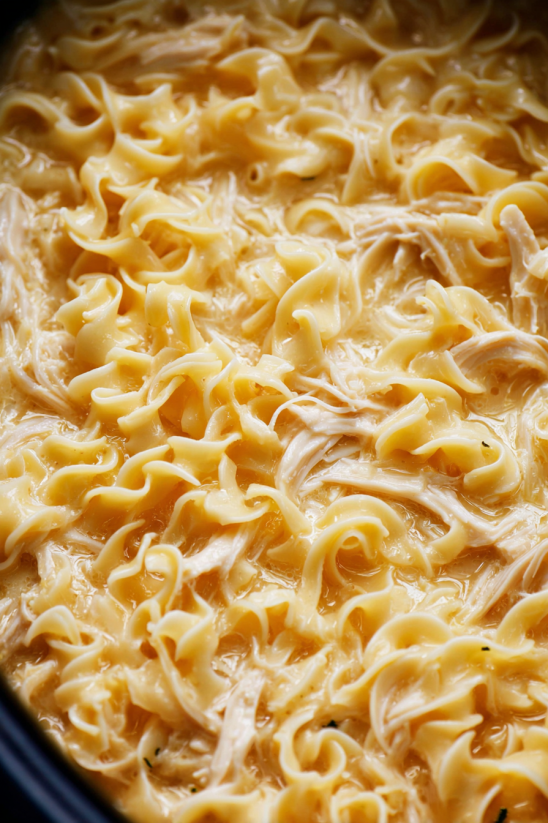 Ein Bild von einer Schüssel mit Rigatoni-Nudeln und gekochtem Hühnchen.