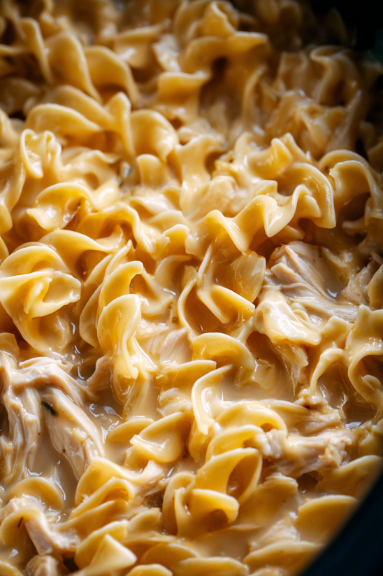 Ein Bild von einer Schüssel mit Noodles und Chicken.