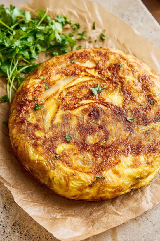 Eine Tortilla Española auf einem Teller.