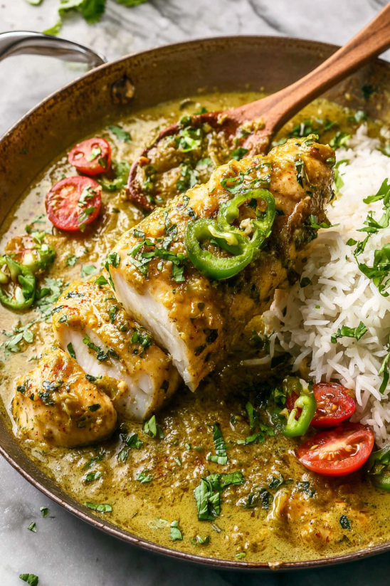 Ein Schalen mit Salsa Verde Chicken, garniert mit Tomaten, Paprika, Zwiebeln und Knoblauch.