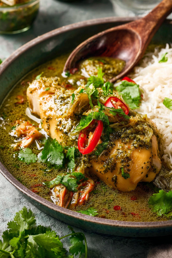 Ein Schalen mit Salsa Verde Chicken, garniert mit Zwiebeln und Paprika.