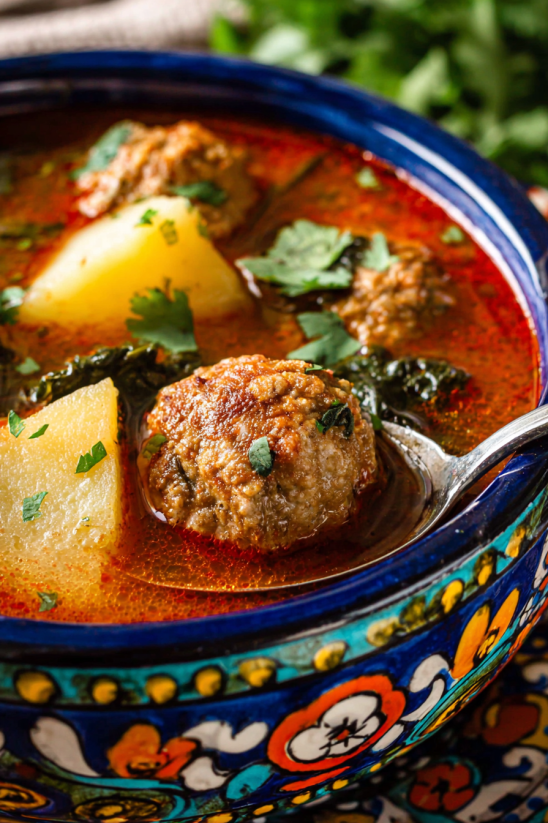 Ein Schalen mit Caldo de Albondigas (Mexican Meatball Soup) mit Meatballs, Zwiebeln und Kartoffeln.