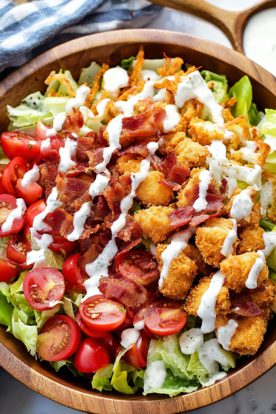 Ein BLT Salat mit frischem Lettuce, Bacon und Crispy Chicken.