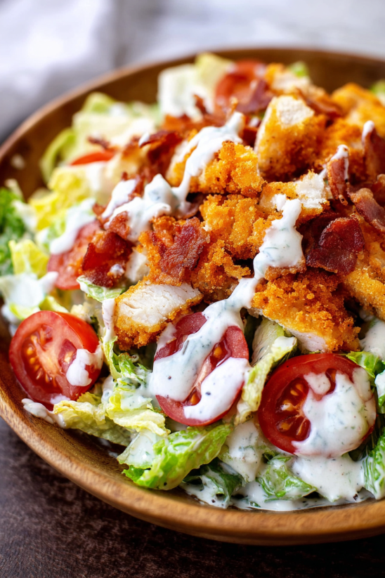 Ein BLT Salat mit frischem Lettuce, Crispy Chicken und Mayonnaise.