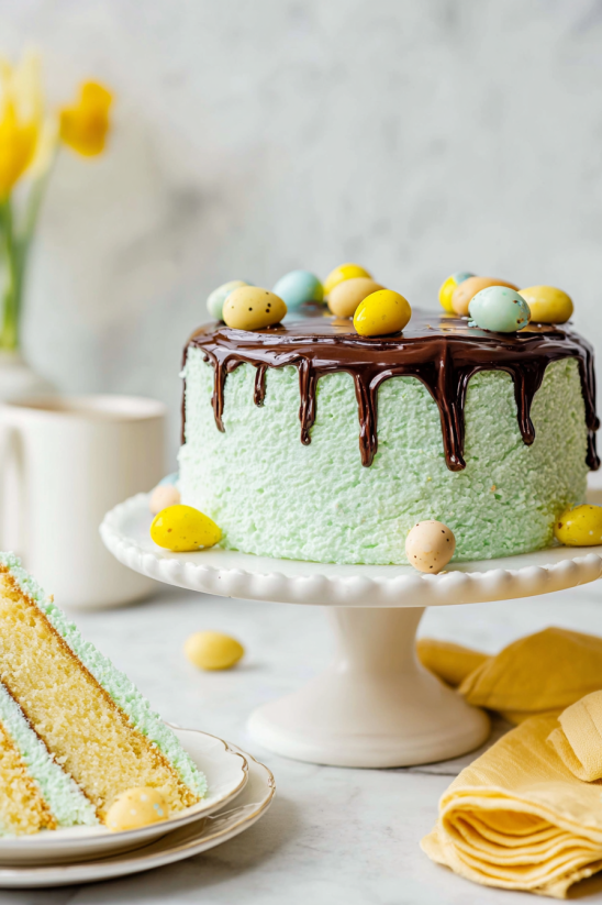 Ein Easter-Kuchen mit Schokoladenglasur, Eiern und Mandeln.