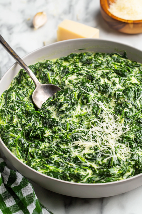 Ein Bohneneintopf mit Spinach und Käse.